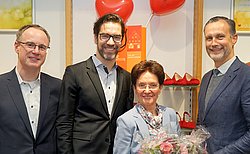 Thomas Schmidt-Tancredi, Direktor der Hessing Stiftung, Ronny Egger, Leitung Hessing Maßarbeit für Orthopädie, Barbara Kratzer, ehemalige Eigentümerin des Schuhhaus Kratzer und Roland Eichmann, erster Bürgermeister von Friedberg, freuen sich. Thomas Schmidt-Tancredi, Direktor der Hessing Stiftung, Ronny Egger, Leitung Hessing Maßarbeit für Orthopädie, Barbara Kratzer, ehemalige Eigentümerin des Schuhhaus Kratzer und Roland Eichmann, erster Bürgermeister von Friedberg, freuen sich.