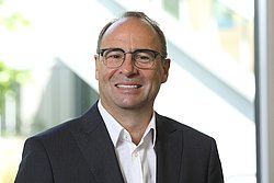 Roland Kottke ist neuer Direktor der Hessing Stiftung Portrait von Roland Kottke, dem neuen Direktor der Hessing Stiftung