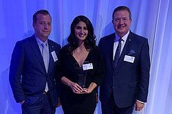 Direktor der Hessing Stiftung Markus Funk (r.), Juliana Akgül, Referentin des Stiftungsdirektors und Preisträgerin (m.) sowie Thilo Bausback, Klinikleiter der orthopädischen Fachklinik (l) mit dem Zukunftspreis 2019. Direktor der Hessing Stiftung Markus Funk (r.), Juliana Akgül, Referentin des Stiftungsdirektors und Preisträgerin (m.) sowie Thilo Bausback, Klinikleiter der orthopädischen Fachklinik (l) mit dem Zukunftspreis 2019.