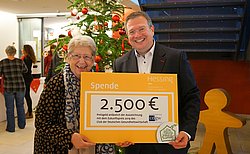 2500 Euro für Inklusion in Augsburg Stiftungsdirektor Herr Funk überreicht 2500 Euro Spendenscheck an Vereinvorsitzende Fr. Terml-Sieder