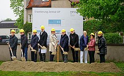 Spatenstich anlässlich des Baus des 7. hochmodernen OPs Spatenstich anlässlich des Baus des 7. hochmodernen OPs