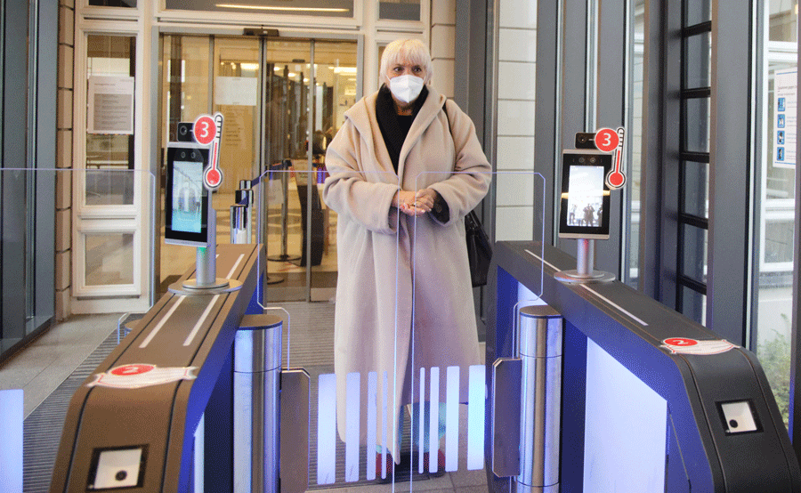 Claudia Roth mit Galaxy Gate Protect