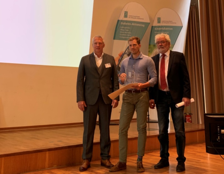 Martin Kreitmayr bekommt den Ehrenpreis der Landesinnung in Bayern für Orthopädie-Schuhtechnik 2019 für seine besonderen Leistungen von Innungsmeister Magnus Fischer und Prof. Henning Wetz überreicht. 