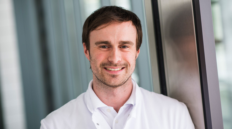 Dr. med. Fabian Blanke Portrait von Dr. med. Fabian Blanke. Oberarzt der Hessing Klinik für Sportorthopädie.
