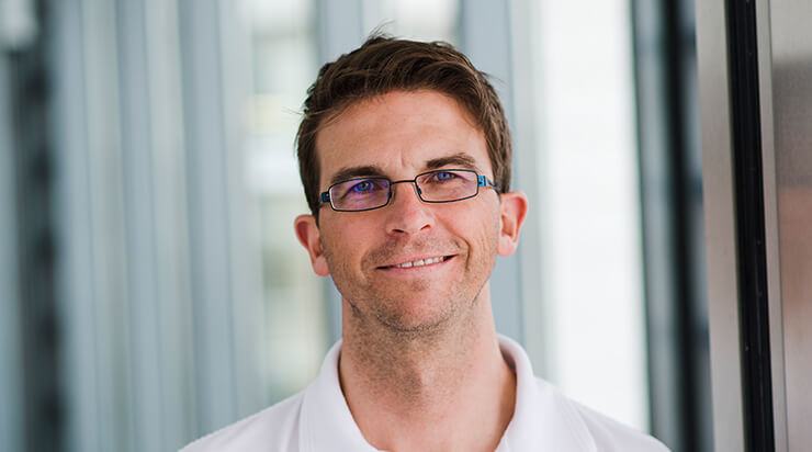 Dr. med. Andreas Feitenhansl Portrait von Dr. med. Andreas Feitenhansl. Oberarzt der Hessing Klinik für Sportorthopädie.
