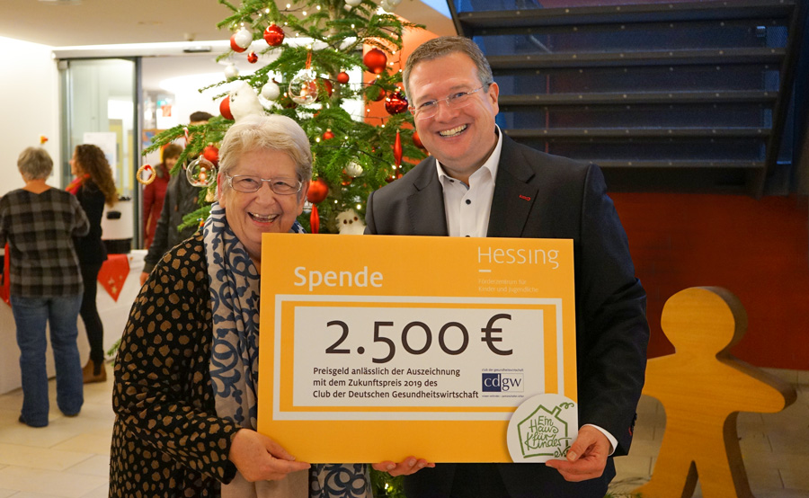 Stiftungsdirektor Herr Funk überreicht 2500 Euro Spendenscheck an Vereinvorsitzende Fr. Terml-Sieder