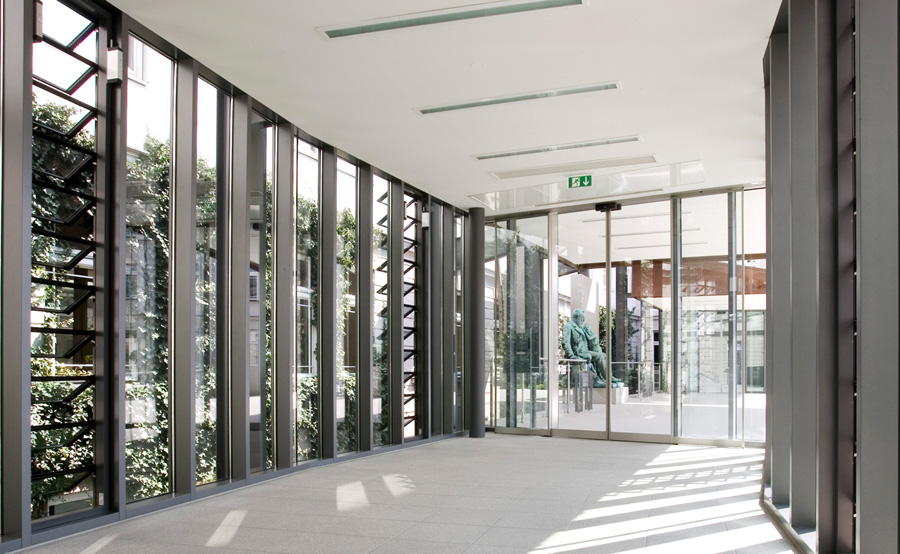 Eingangsbereich der Orthopädischen Fachklinik Eingangsbereich der Orthopädischen Fachklinik